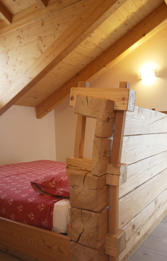 letto in legno camera albergo